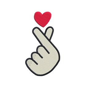 Könnte beinhalten: Gesticktes Design einer Hand, die mit den Fingern ein Herz formt, mit einem roten Herzen über der Hand. Die Hand ist beige mit schwarzen Umrissen und das Herz ist rot. Das Design befindet sich auf weißem Hintergrund.