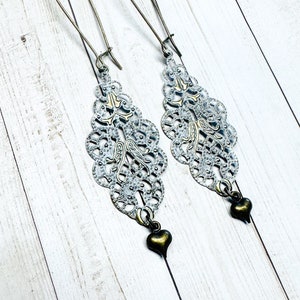 Boucles d&#39;oreilles en filigrane en laiton, Boucles d&#39;oreilles breloques coeur, Idée cadeau pour la Saint-Valentin, Idées cadeaux pour elle, Boucles d&#39;oreilles victoriennes en filigrane, Boucles d&#39;oreilles blanches
