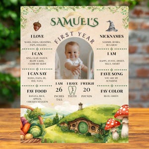 Puede incluir: Un p&oacute;ster personalizado de primer a&ntilde;o para un beb&eacute; llamado Samuel. El p&oacute;ster incluye una foto, cosas favoritas, apodos y medidas: 66 cm de alto, 9 kg y 3 dientes. El dise&ntilde;o presenta una ilustraci&oacute;n caprichosa.