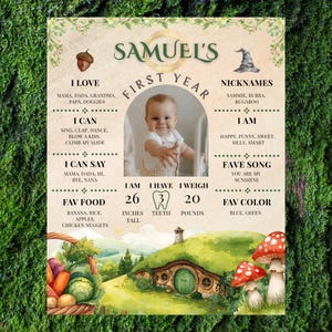 Puede incluir: Un p&oacute;ster personalizado de hitos del primer a&ntilde;o con foto, nombre y detalles del beb&eacute;. El p&oacute;ster incluye la altura del beb&eacute; (66 cm), el peso (9 kg) y sus cosas favoritas. El dise&ntilde;o tiene una ilustraci&oacute;n caprichosa de una casa de hobbit y setas.