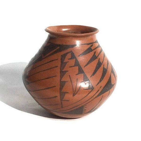 Vintage Mata Ortiz Terracotta Clay Small Decorated Vase Mesoamerican / Black Paint / Signed Isreal Sandoval