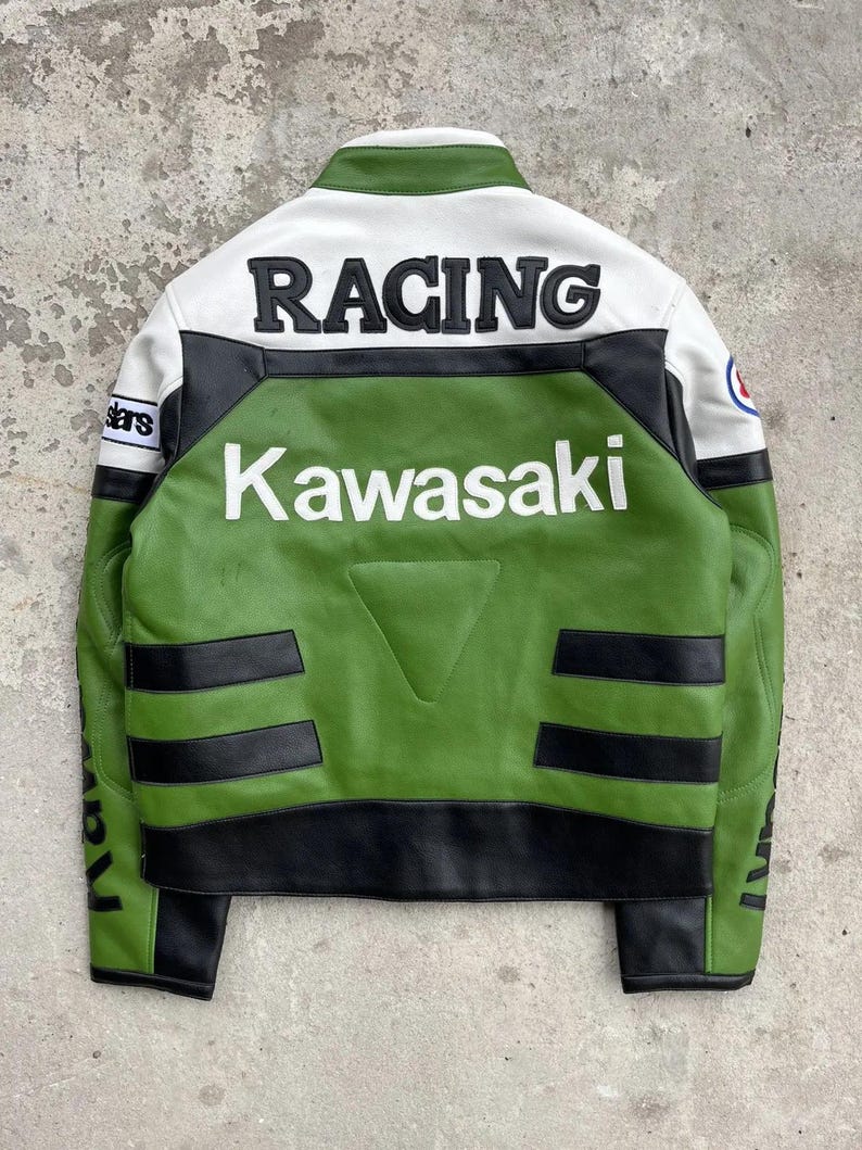 K&ouml;nnte beinhalten: Gr&uuml;ne und schwarze Rennjacke mit dem Wort "RACING" &uuml;ber den Schultern. Das Wort "Kawasaki" ist wei&szlig; auf dem R&uuml;cken aufgedruckt. Die Jacke hat wei&szlig;e und schwarze Akzente und einen kleinen Aufn&auml;her am &Auml;rmel.