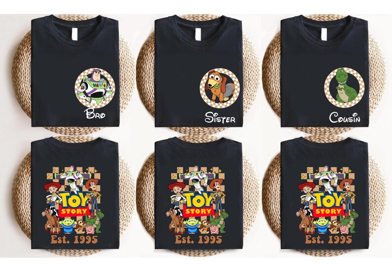 Puede incluir: Camisetas negras con gr&aacute;ficos de Toy Story. Algunas camisetas presentan a Buzz Lightyear, Slinky Dog y Rex. Otras muestran el logo de Toy Story con personajes y el texto "Est. 1995". Las camisetas est&aacute;n sobre un fondo tejido.