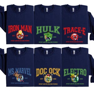 Puede incluir: Seis camisas de manga larga azul marino con dise&ntilde;os gr&aacute;ficos coloridos y texto. Las camisas presentan personajes de Marvel Comics, incluyendo Iron Man, Hulk, Trace-E, Ms. Marvel, Doc Ock y Electro. Cada camisa tiene el texto "Spidey and his amazing friends" impreso en la parte inferior.
