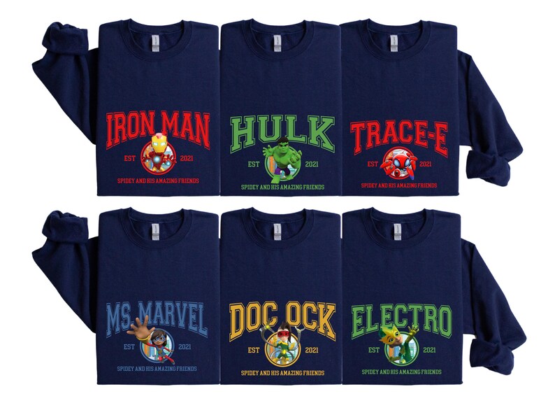 Puede incluir: Seis camisas de manga larga azul marino con dise&ntilde;os gr&aacute;ficos coloridos y texto. Las camisas presentan personajes de Marvel Comics, incluyendo Iron Man, Hulk, Trace-E, Ms. Marvel, Doc Ock y Electro. Cada camisa tiene el texto "Spidey and his amazing friends" impreso en la parte inferior.