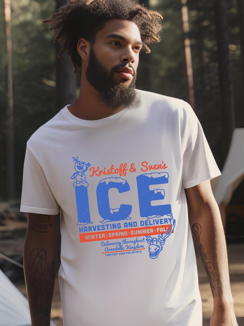 以下が含まれることがあります： クリストフとスヴェンのアイス収穫と配送サービスを特徴とする、青と赤のグラフィックプリントが施された白いTシャツ。グラフィックには雪だるま、トナカイ、そして「Kristoff & Sven's ICE HARVESTING AND DELIVERY WINTER-SPRING-SUMMER-FALL! Delivering throughout Arendelle Kingdom CONTACT SVEN FOR DETAILS.」というテキストが含まれています。