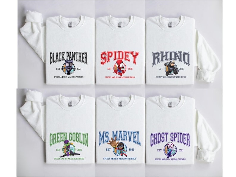 Puede incluir: Seis camisas blancas de manga larga con diferentes dise&ntilde;os de personajes de Marvel. Cada camisa presenta un gr&aacute;fico colorido de un personaje, el nombre del personaje y el texto "Spidey and his amazing friends".