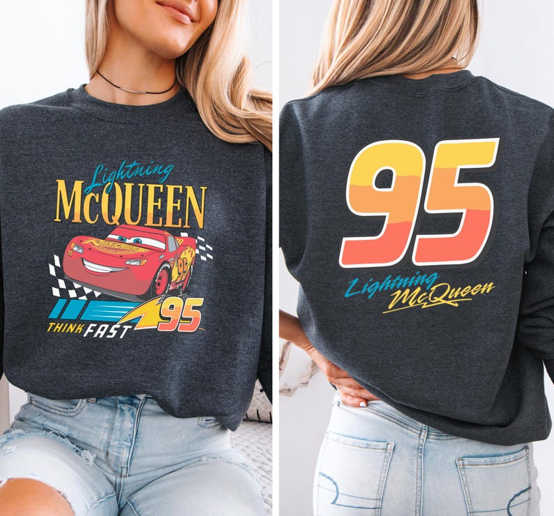 Puede incluir: Sudadera gris oscuro con Lightning McQueen de la pel&iacute;cula Cars. La parte delantera muestra a McQueen con texto, una bandera a cuadros y el n&uacute;mero 95. La parte trasera muestra un gran n&uacute;mero 95 en naranja y amarillo, con el logo de Lightning McQueen.