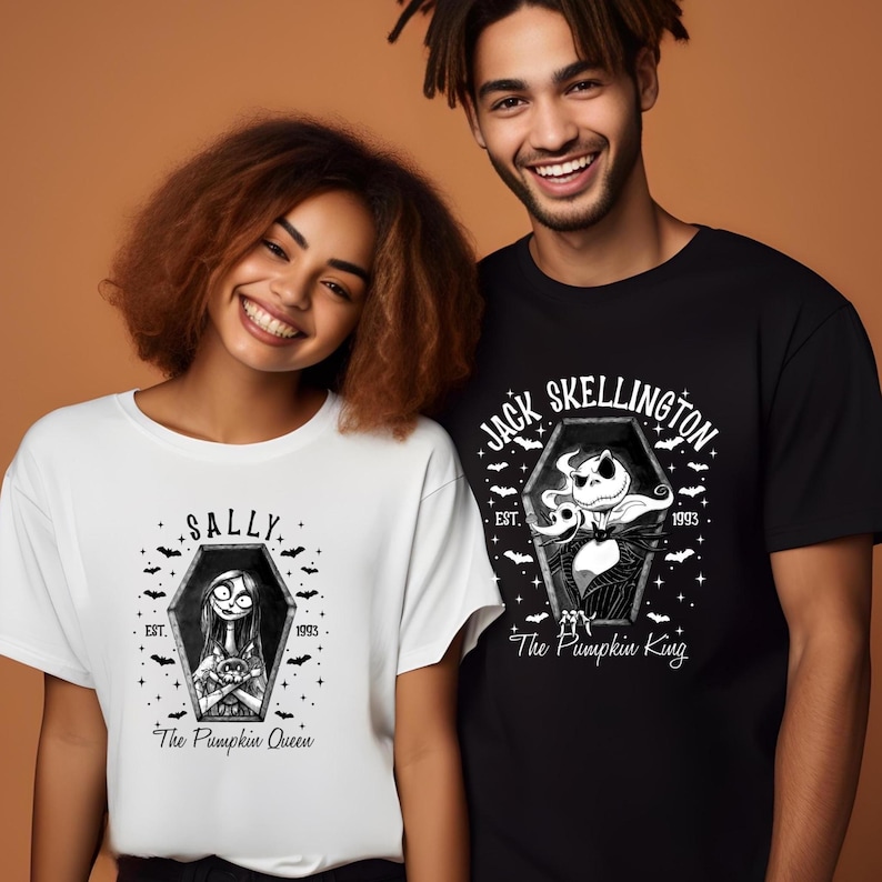 Pu&ograve; includere: Due persone indossano magliette bianche e nere con grafiche di "Nightmare Before Christmas". La maglietta bianca presenta Sally in una bara, e la maglietta nera presenta Jack Skellington. Entrambe le magliette hanno il testo "EST. 1993" e "The Pumpkin Queen" e "The Pumpkin King."