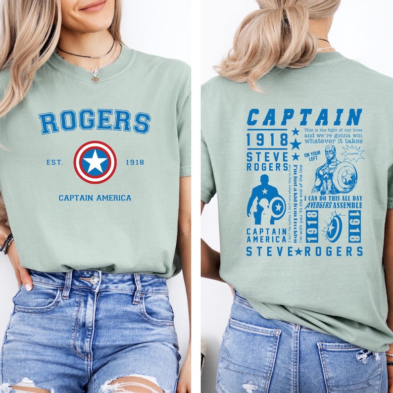 Puede incluir: Una camiseta verde claro con un logotipo de Capit&aacute;n Am&eacute;rica azul y rojo en la parte delantera y un gr&aacute;fico azul con el texto "Capit&aacute;n 1918 Steve Rogers" en la parte posterior.