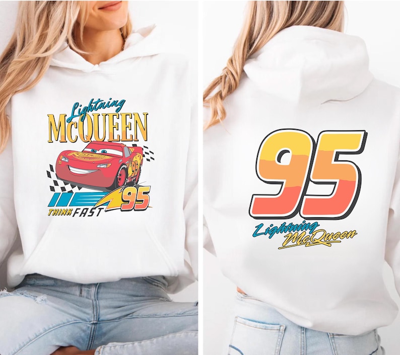 Puede incluir: Sudadera con capucha blanca con gr&aacute;ficos de Lightning McQueen. La parte delantera muestra un coche de carreras rojo con el texto "Lightning McQueen" y "95". La parte trasera tiene un gran gr&aacute;fico "95" y el texto "Lightning McQueen".