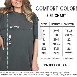 以下が含まれることがあります： ユニセックスTシャツのサイズチャートで、長さ、幅の寸法がインチで表示されています。チャートには、S、M、L、XL、2XL、3XLのサイズが含まれています。また、「COMFORT COLORS」と「1717 UNISEX TEE SHIRT」のテキストも表示されています。