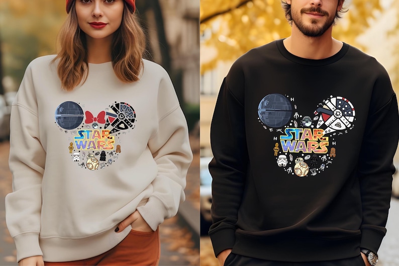 Pu&ograve; includere: Due felpe con un design a testa di Topolino con personaggi di Star Wars e il testo "Star Wars". La felpa a sinistra &egrave; beige e la felpa a destra &egrave; nera.