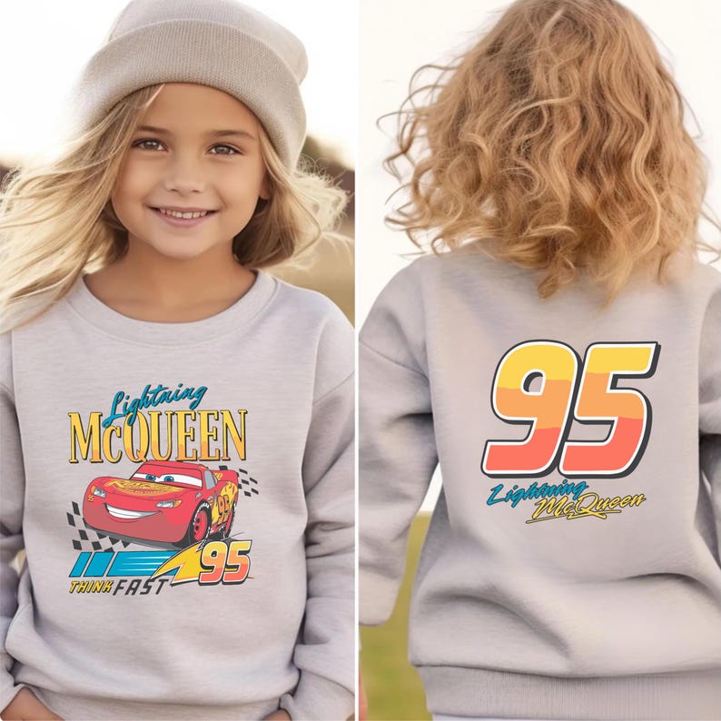 Puede incluir: Una sudadera gris claro con Lightning McQueen de la pel&iacute;cula Cars. El gr&aacute;fico frontal muestra el coche de carreras rojo con el texto "Lightning McQueen" y "Think Fast". La parte trasera muestra el n&uacute;mero "95" y "Lightning McQueen".