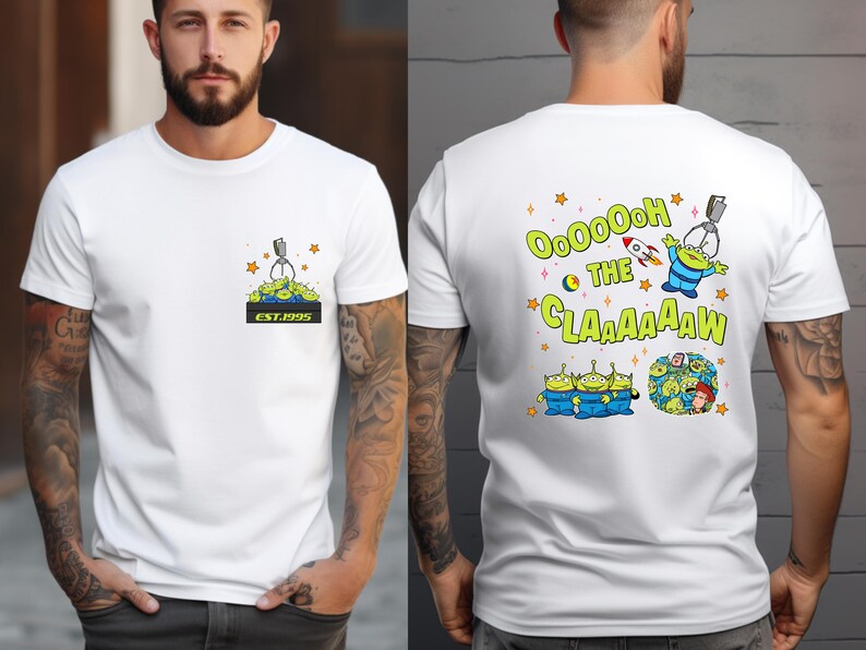 Pu&ograve; includere: T-shirt bianca con un personaggio alieno verde che tiene una macchina a graffe con il testo "OOOOHHH THE CLAAAAW" e stelle sul retro. La parte anteriore della maglietta ha un'immagine pi&ugrave; piccola della macchina a graffe con il testo "EST. 1995".