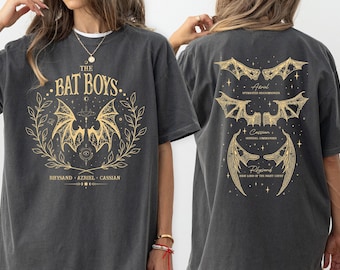 Camiseta Comfort Colors The Bat Boys, camiseta de Acotar Merch, camiseta Bat Boys Wings, camiseta The Night Court, merchandising de SJM, regalo para lectores de fantasía, camiseta del club de lectura