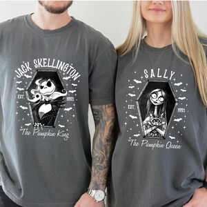 Pu&ograve; includere: Due magliette grigie con personaggi di "Nightmare Before Christmas". Una maglietta mostra Jack Skellington in una bara con il testo "Jack Skellington" e "The Pumpkin King". L'altra mostra Sally con il testo "Sally" e "The Pumpkin Queen".