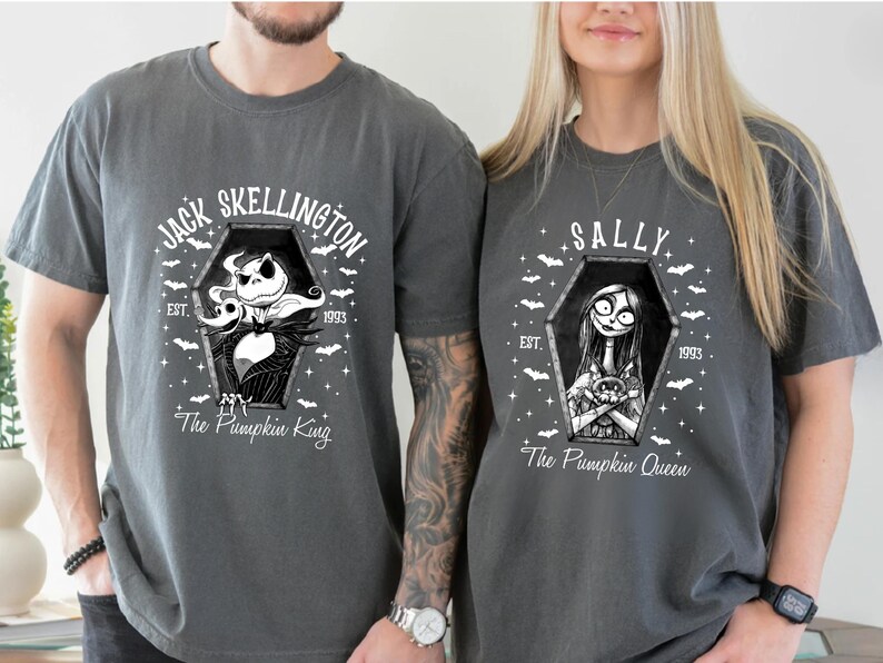 Pu&ograve; includere: Due magliette grigie con personaggi di "Nightmare Before Christmas". Una maglietta mostra Jack Skellington in una bara con il testo "Jack Skellington" e "The Pumpkin King". L'altra mostra Sally con il testo "Sally" e "The Pumpkin Queen".