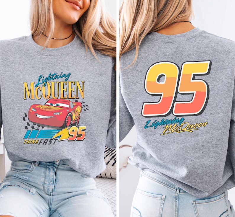 Puede incluir: Sudadera gris con Lightning McQueen de la pel&iacute;cula Cars. La parte delantera muestra el personaje y los textos "Lightning McQueen" y "Think Fast". La parte trasera tiene un gran gr&aacute;fico "95" y el texto "Lightning McQueen".