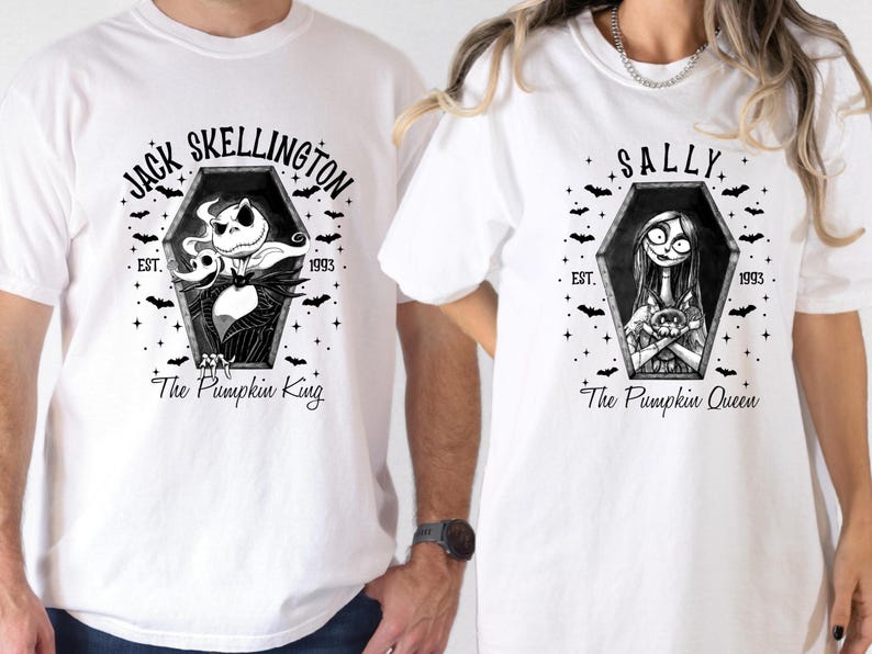 Pu&ograve; includere: T-shirt bianche con illustrazioni in bianco e nero di Jack Skellington e Sally da Nightmare Before Christmas. Ogni disegno &egrave; a forma di bara con il testo "Jack Skellington" e "Sally" sopra i personaggi, con "The Pumpkin King" e "The Pumpkin Queen" sotto.