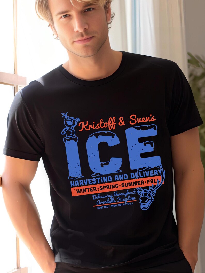 以下が含まれることがあります： クリストフとスヴェンのアイスハーベスティング＆デリバリーサービスの青いオレンジのグラフィックが描かれた黒いTシャツ。グラフィックには、オラフとスヴェンのカートゥーン画像が含まれています。