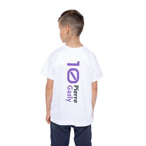 Puede incluir: Camiseta blanca con un número 10 morado y el texto "Pierre Gasly" impreso en la espalda.