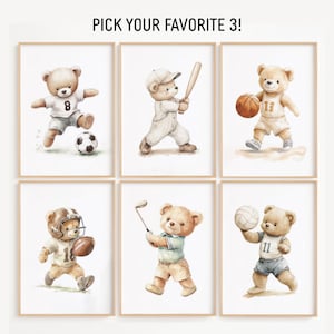 Puede incluir: Seis impresiones enmarcadas en acuarela que representan osos de peluche practicando deportes. Los osos juegan al fútbol, béisbol, baloncesto, fútbol americano, golf y voleibol. El texto "PICK YOUR FAVORITE 3!" está en la parte superior.