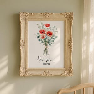 Puede incluir: Una impresi&oacute;n floral enmarcada con un ramo de acuarela de amapolas rojas y follaje verde. La impresi&oacute;n est&aacute; personalizada con los nombres "Harper" y "Evelyn" en escritura elegante. El marco adornado de color crema a&ntilde;ade un toque cl&aacute;sico.
