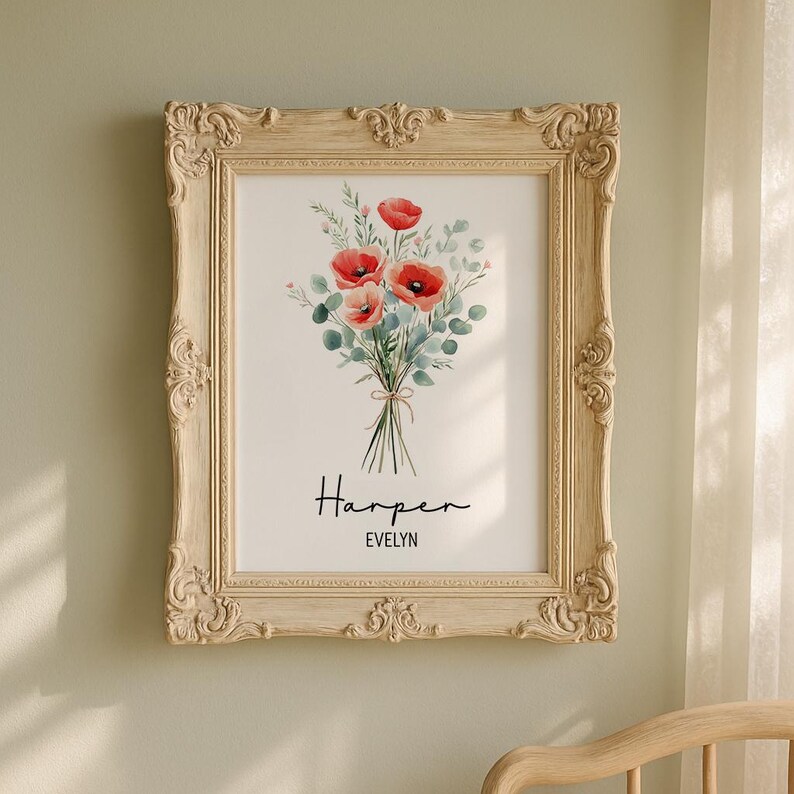 Puede incluir: Una impresi&oacute;n floral enmarcada con un ramo de acuarela de amapolas rojas y follaje verde. La impresi&oacute;n est&aacute; personalizada con los nombres "Harper" y "Evelyn" en escritura elegante. El marco adornado de color crema a&ntilde;ade un toque cl&aacute;sico.