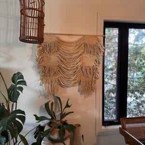 Tapiz de pared beige: una pieza única y llamativa