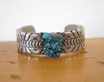 The Indian Navajo “sparrow” Bangle Bracelet With Natural Howlite