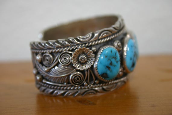 Gorgeous Large Navajo Cuff w/5 Turquoise Stones - image 3