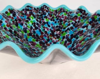 Turquoise kom van gesmolten glas verfraaid met schitterende veelkleurige kralen