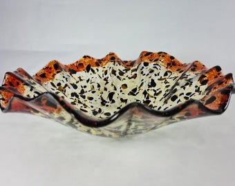 Gecanneleerde kom van gesmolten glas in dierlijke kleuren met carneoolrand.