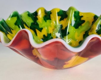 Kom van gesmolten glas in schitterende kleuren