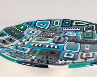Prachtig middelpunt van een gesmolten glazen kom in blauwe en groene tinten