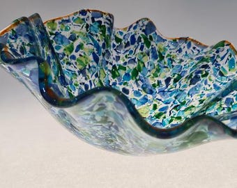 Kom van gesmolten glas, decoratief ambachtelijk glas met oranje rand