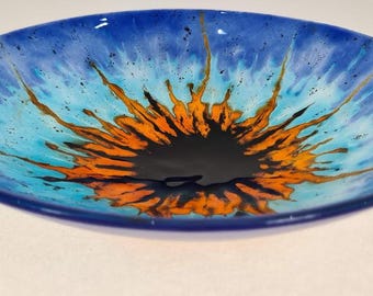 Kom van gesmolten glas met spectaculaire oranje vuuruitbarsting