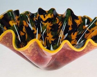 Kom van gesmolten glas met 'camouflagepatroon'