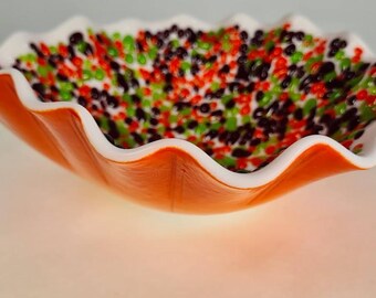 Oogverblindende decoratieve kom van gesmolten glas