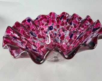 Mooi klein frambooskleurig schaaltje van gesmolten glas