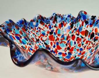 Kom van gesmolten glas in levendig oranje en blauw