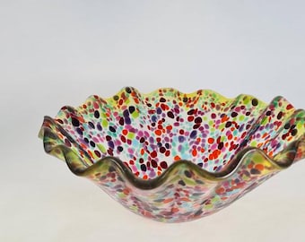 Veelkleurige decoratieve kom van gesmolten glas