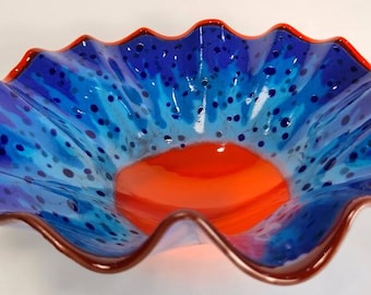 Unieke kom van gesmolten glas: gloeiend oranje en blauw middelpunt in vrije vorm