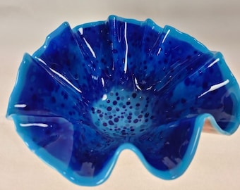 Briljant blauw en oranje sintels: unieke, ambachtelijke glazen kom.