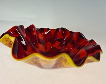 Onderscheidende handgemaakte decoratieve kom van gesmolten glas in opvallend zonnebloemgeel, rood en oranje