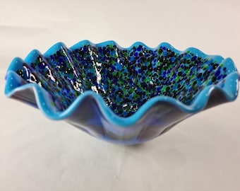 Kom van gesmolten glas verfraaid met glanzende veelkleurige kralen!