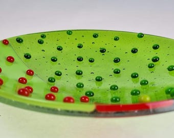 Eigenzinnig klein schaaltje van gesmolten glas in watermeloenkleuren