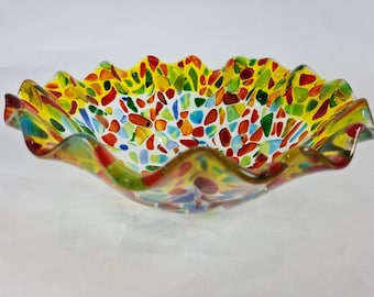 Briljante regenboogkleurige kom van gesmolten glas met felgele rand
