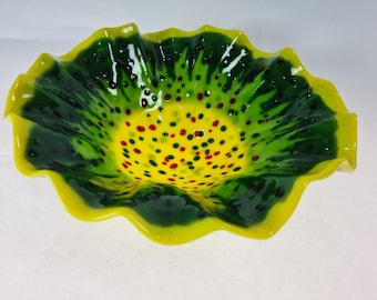 Kom van gesmolten glas: middelpunt van geel en groen kunstglas